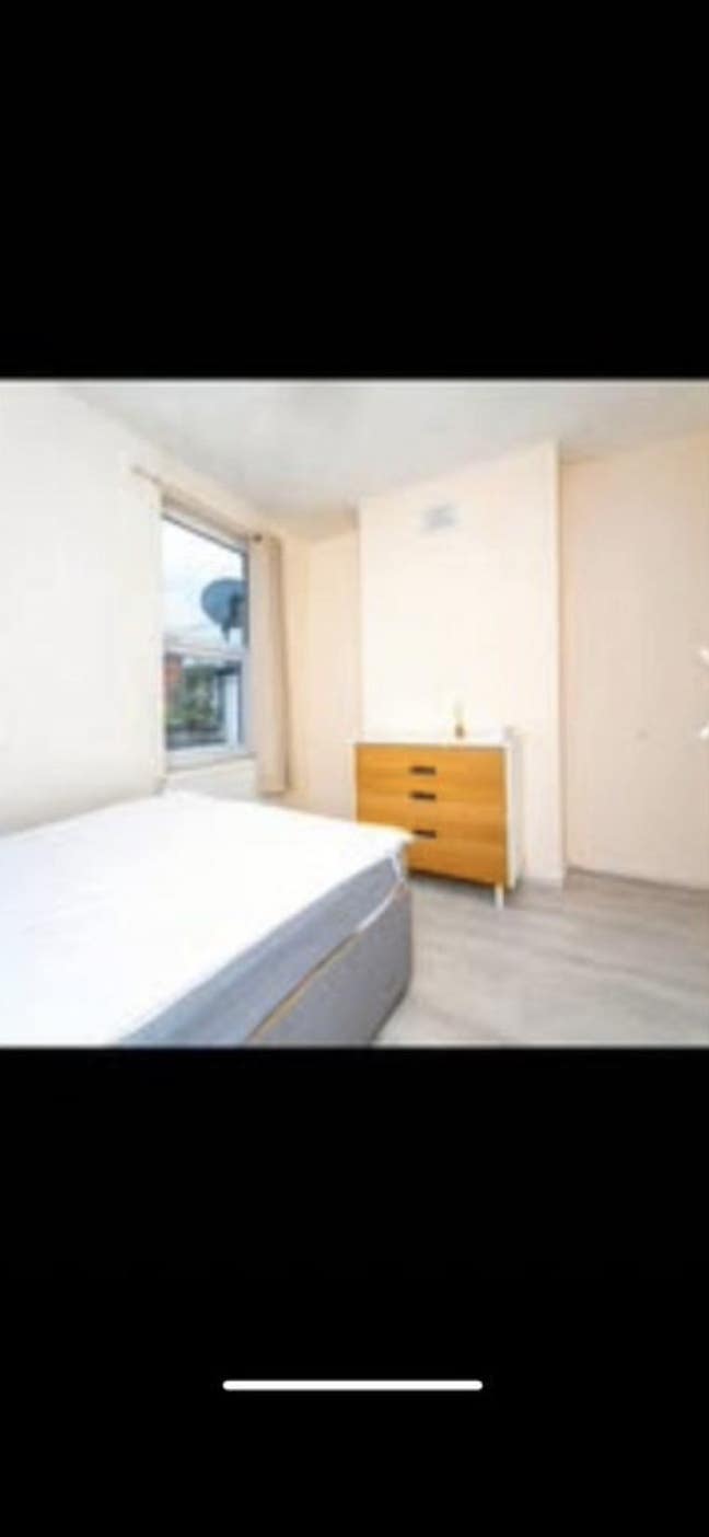 Double room close to the station/high street Main Photo