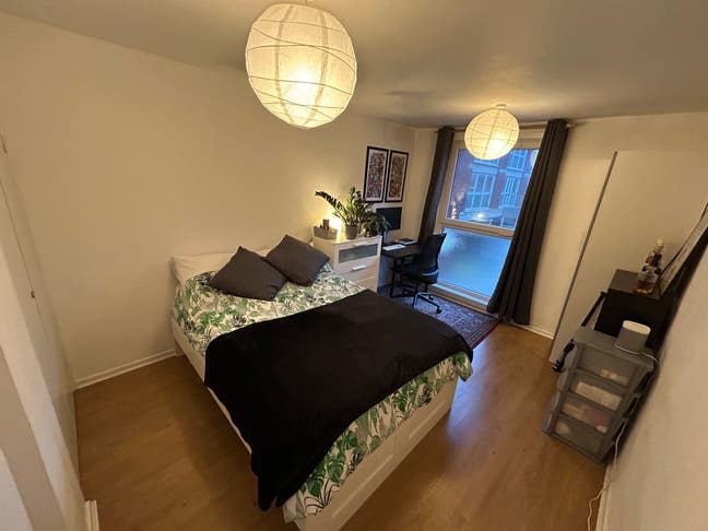 1 room available in a 2 bed flat by Mile End park Main Photo