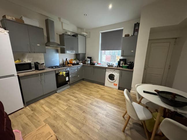 Double Bed Ensuite Bedroom in Oldham OL9 Main Photo