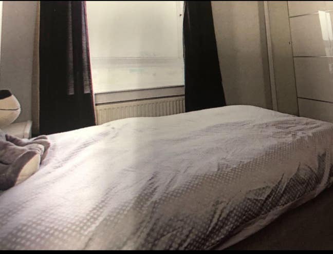 Looking for a female to occupy single room Main Photo