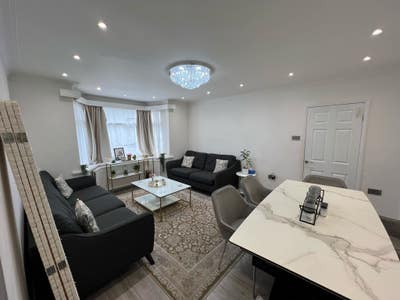 Elegant Large Double Rooms in Stylish Home Main Photo