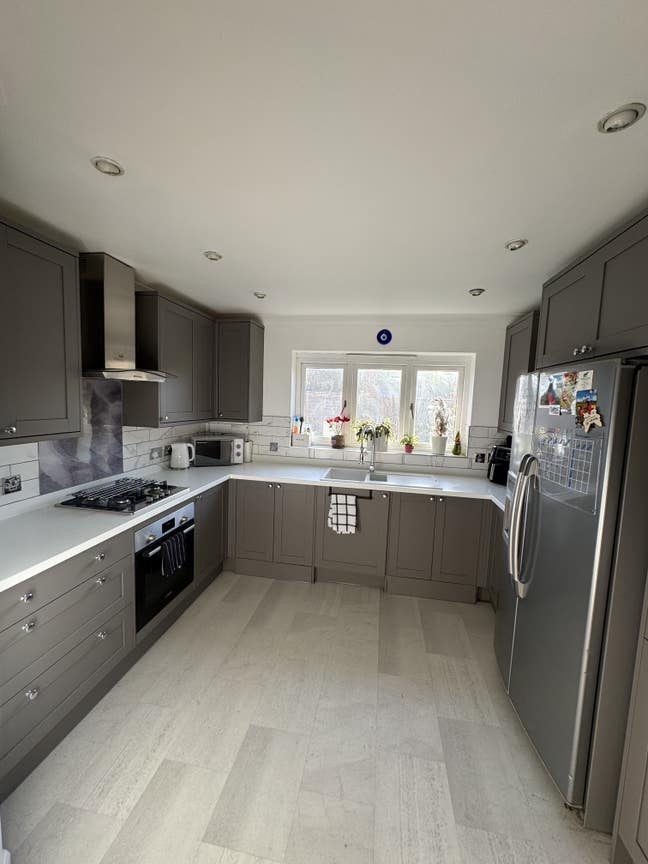 Double Room Available - Cheam Village (Bills Inc) Main Photo