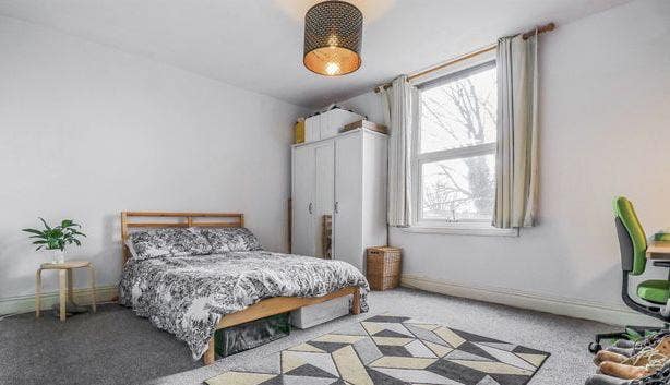 Large double room with private en-suite. Main Photo