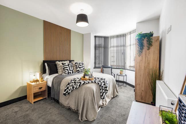 *** Dont Miss Out *** Spacious, High End Double En Main Photo