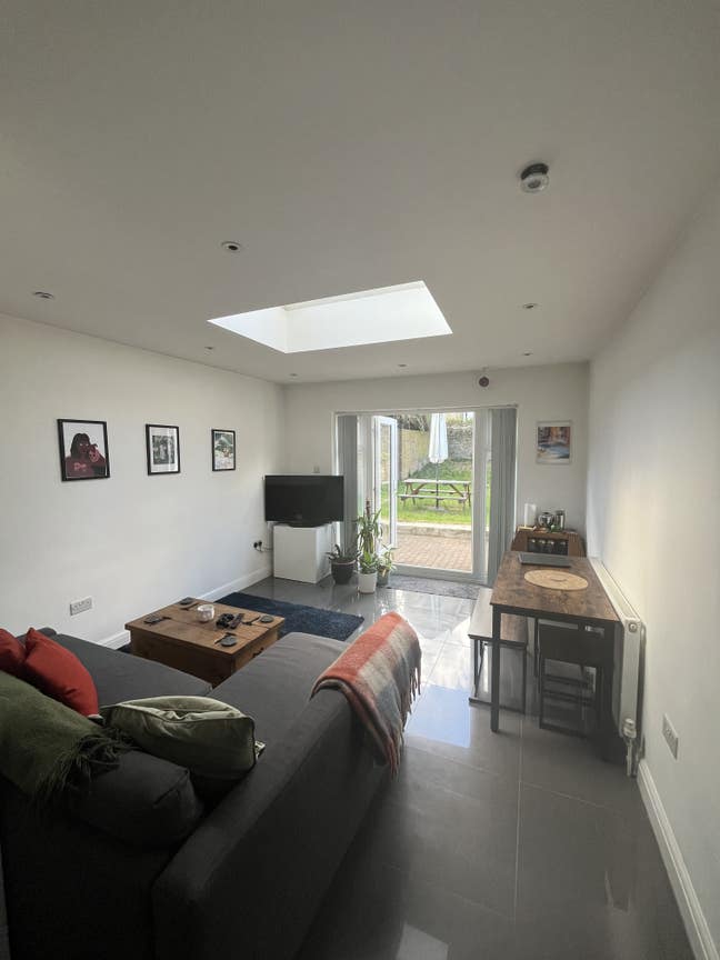 Room to rent in flat with big bright garden Main Photo