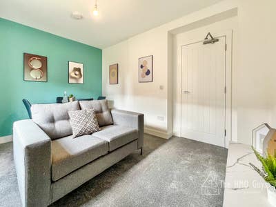 🏠 Brand New All-Ensuite HMO – Prime Shaw Town Cen Main Photo