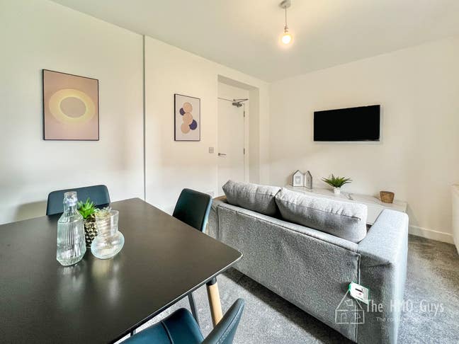 🏠 Brand New All-Ensuite HMO – Prime Shaw Town Cen Main Photo