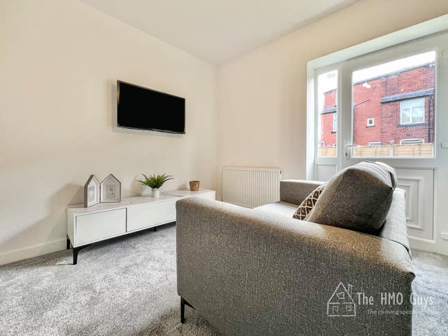 🏠 Brand New All-Ensuite HMO – Prime Shaw Town Cen Main Photo