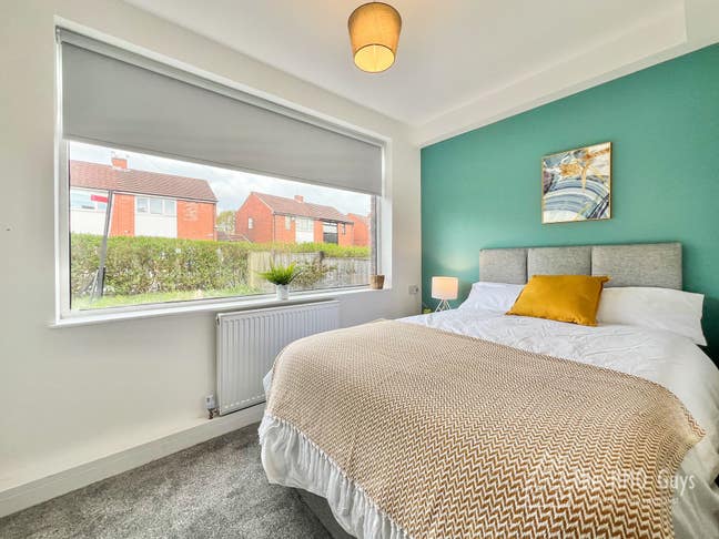 🏠 Brand New All-Ensuite HMO – Prime Shaw Town Cen Main Photo