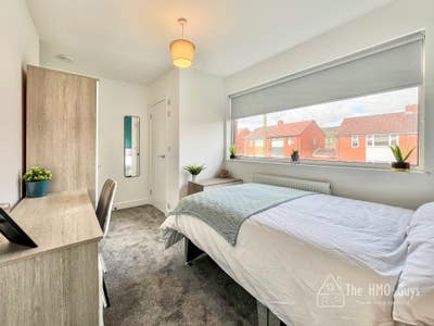 🏠 Brand New All-Ensuite HMO – Prime Shaw Town Cen Main Photo