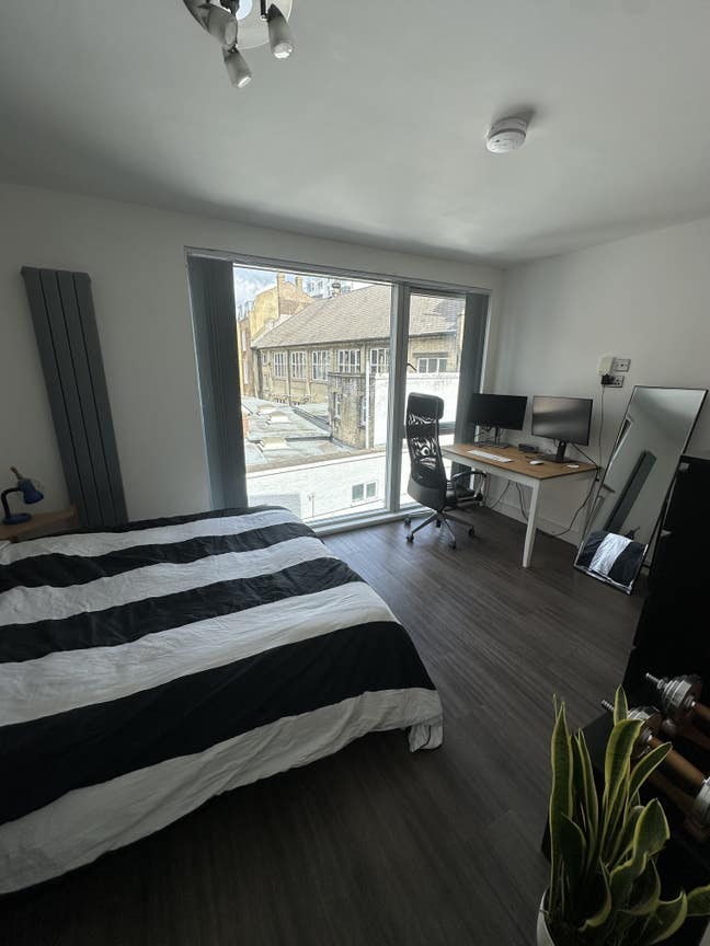 Spacious room with private bathroom - Short Term Main Photo