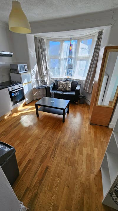 1 Bedroom Flat for Rent - Excellent Location Main Photo