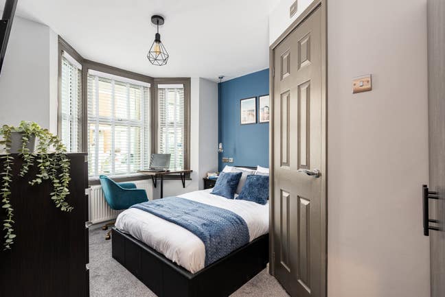 No Deposit Required!! High End Double Room.  Main Photo