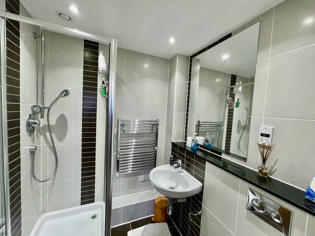 Luxe 2 bedroom apartment - Walk to two stations   Main Photo