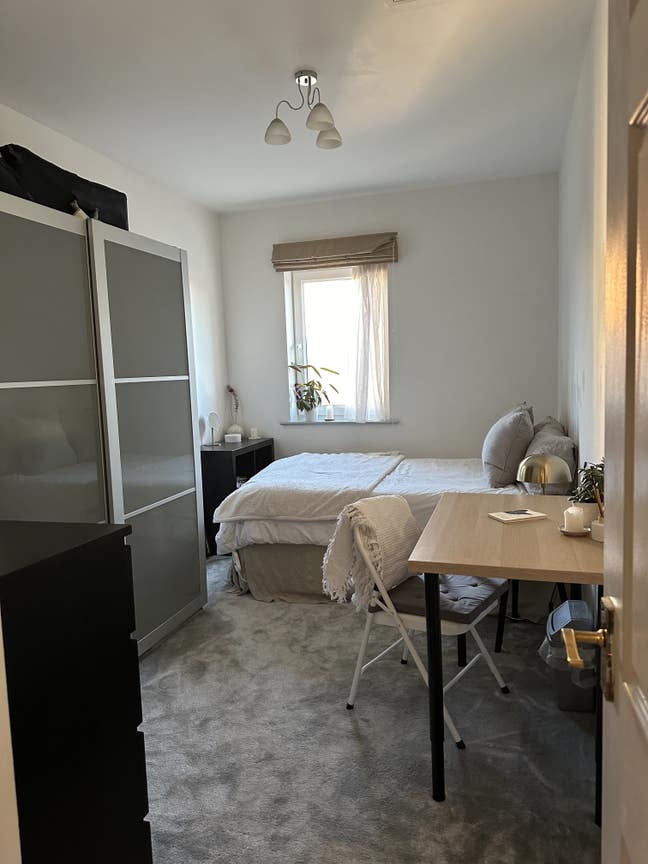 Double Room w/ Private Bathroom & Parking Main Photo