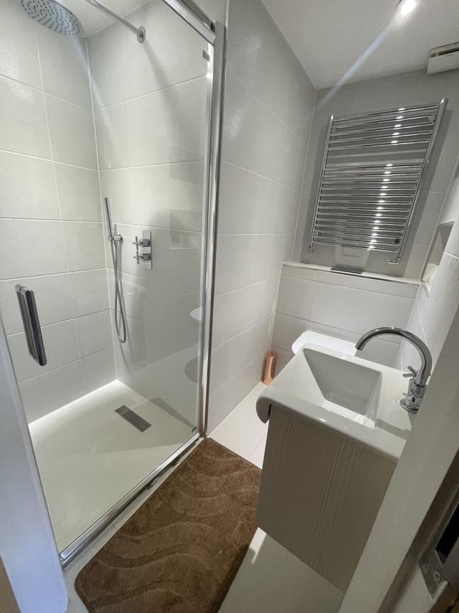 Beautiful en-suite small double room - garden flat Main Photo
