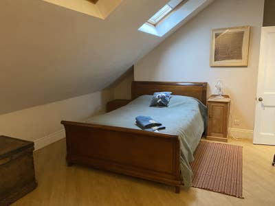 Light airy attic room with en-suite jacuzzi Main Photo