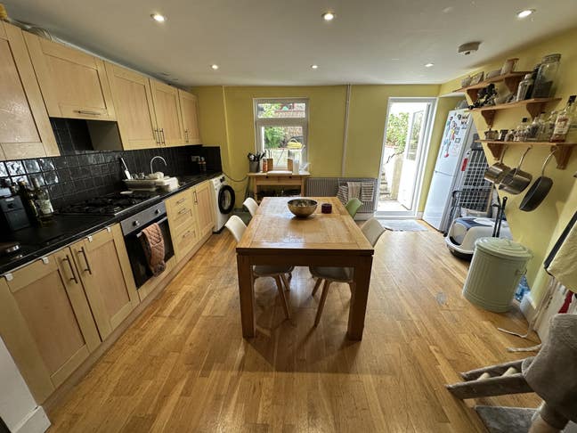 Amazing Large Double bedroom available.  Main Photo