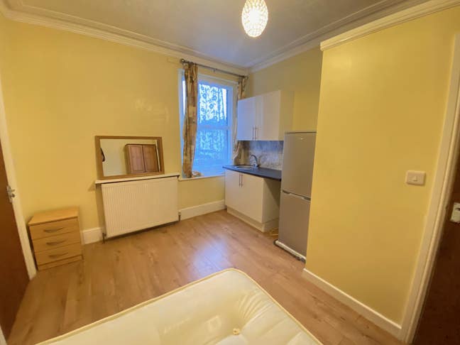 **Studio**Broughton Road**West Ealing**inc Bills  Main Photo