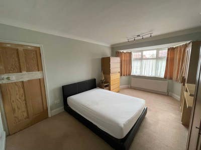 Very bright , king size large room - New carpet Main Photo