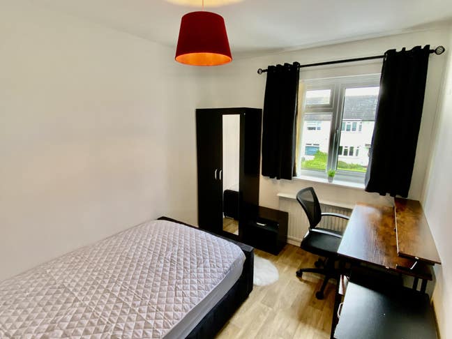 Double bedroom in lovely 3-bed House Main Photo