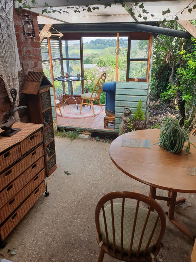 Devizes Rd, centre 1.5 miles R1/R10 buses, parking Main Photo