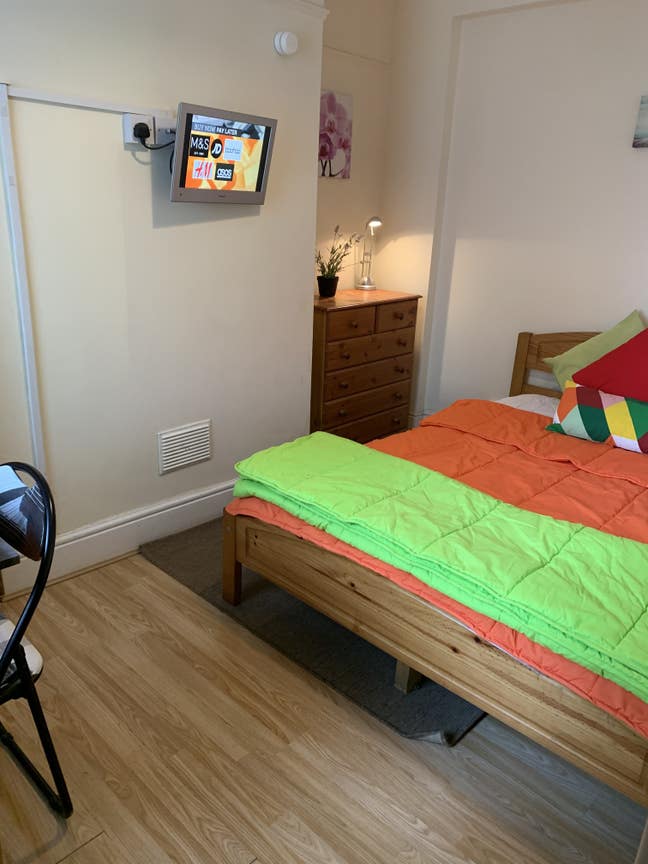 URGENT own bathroom all female house £650/m SN1 Main Photo