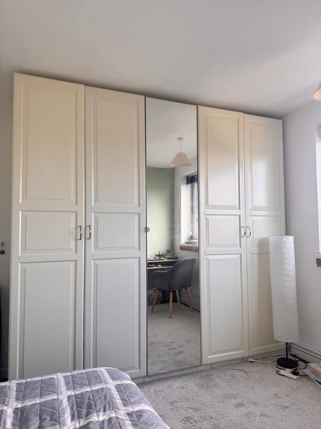 Calm apartment to share with 1 female Main Photo