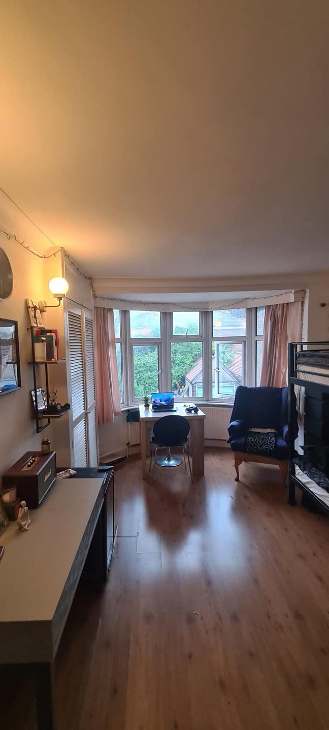 New Listing Spacious Double Bedroom bills included Main Photo