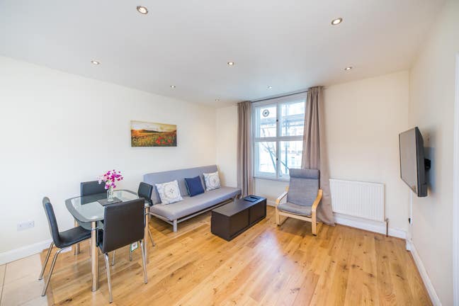Spacious Sunny One Bedroom Flat in Earls Court Main Photo