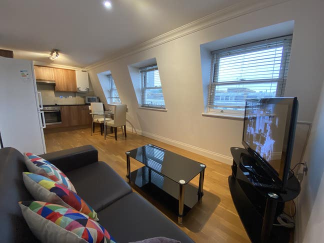 Spacious One Bedroom Flat with AC in South Ken Main Photo