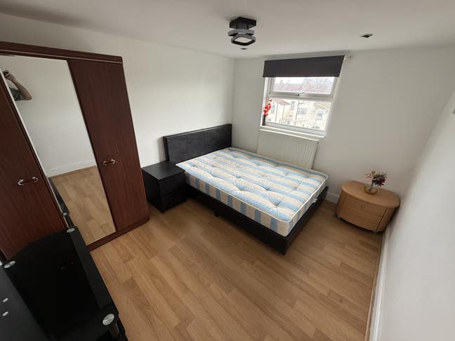 Spacious Room for Rent in London - Newham Main Photo