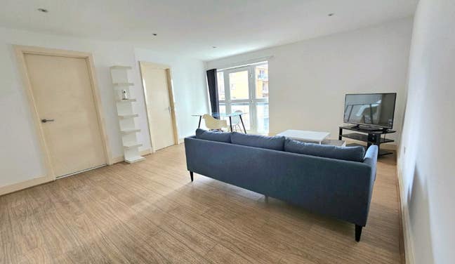 Bright Room in Canary Wharf + Gym & 24hr Concierge Main Photo