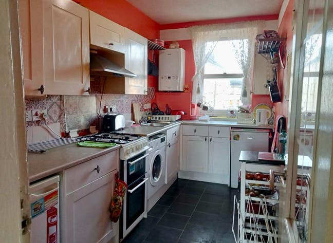 Beautiful rooms in a spacious flat up for rent Main Photo