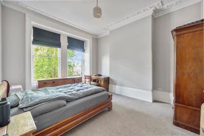 Very large bedroom in Victorian garden maisonette. Main Photo