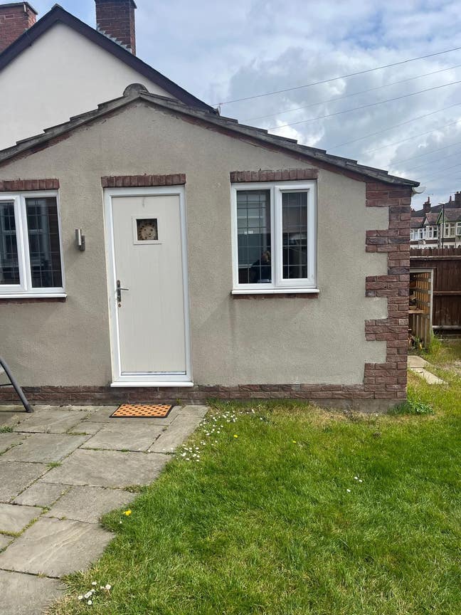 1 bedroom property with en suite and kitchen Main Photo