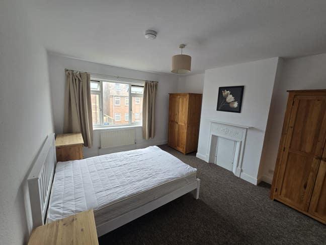 Large Double Room  Main Photo