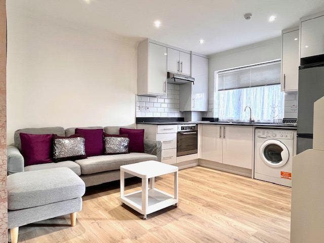 A Modern 3 Bed Flat Close to Heathrow Main Photo
