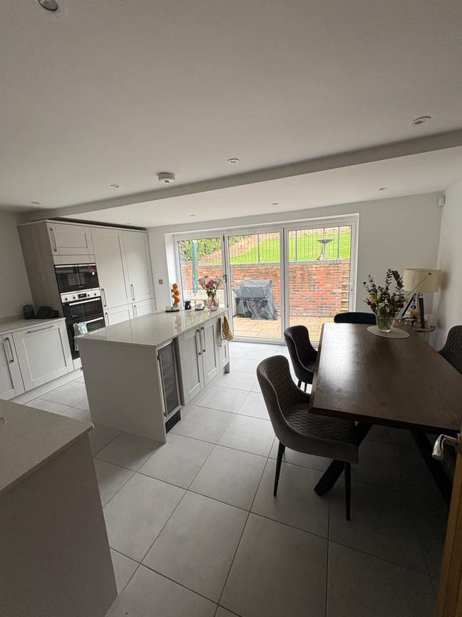 *Newly Refurbished*Contemporary Room with Bathroom Main Photo