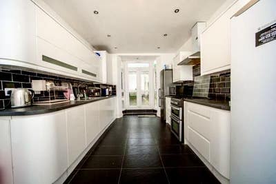 5 min walk to station, bills incl, Prime location Main Photo