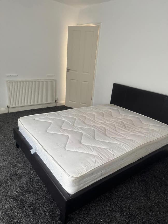 One double bedroom  Main Photo