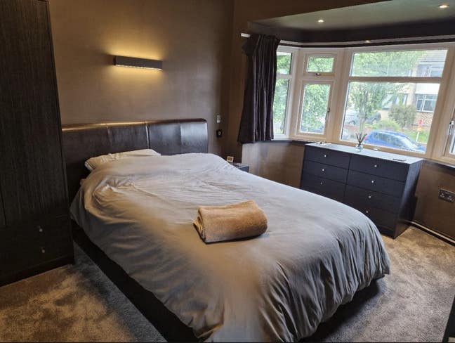 Double bedroom in modern refurbished house Main Photo