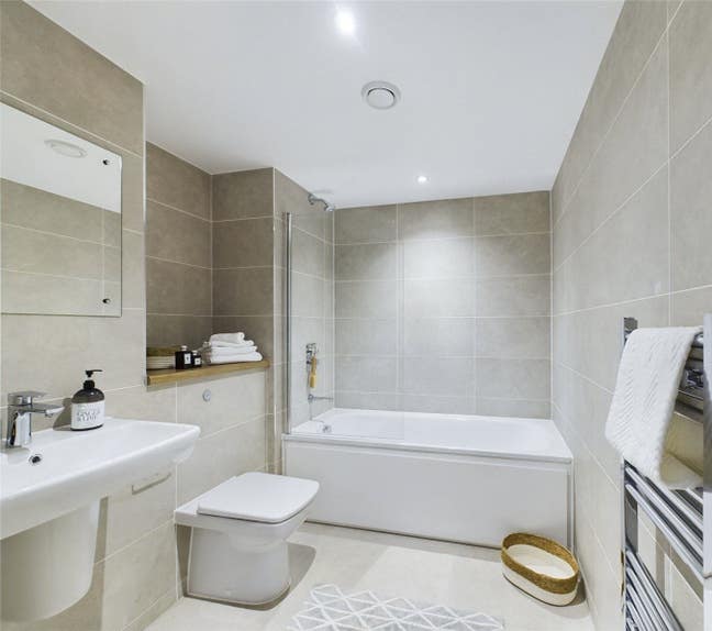 I am letting my one bedroom out as I’d be awway. Main Photo
