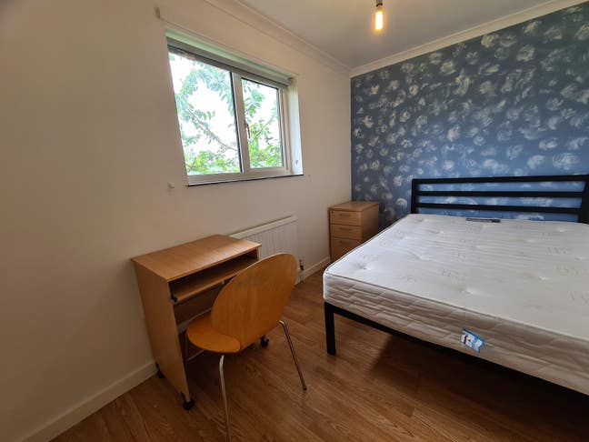 Medium sized room Main Photo