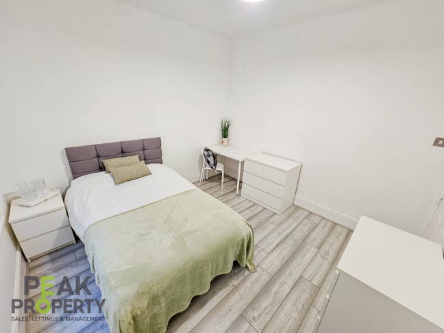 1 DOUBLE room available - Napier Avenue  Main Photo