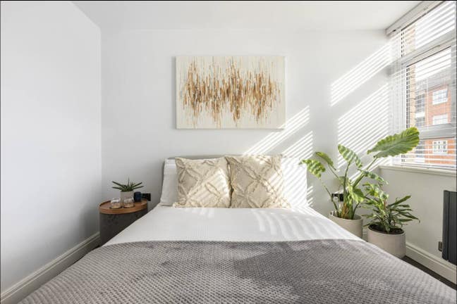 Short stay modern double bedroom Apartment  Main Photo