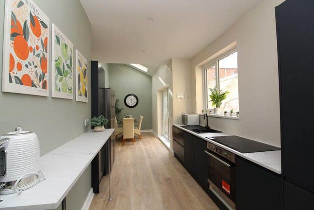 New Room Availbility in Beautifully Presented Home Main Photo