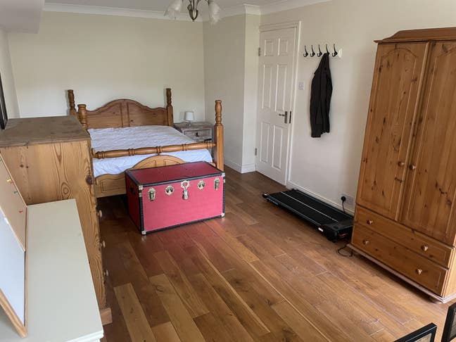 Extra very large bedroom  Main Photo
