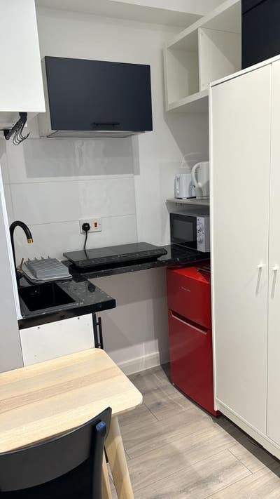Studio flat located in prime area of Luton Main Photo