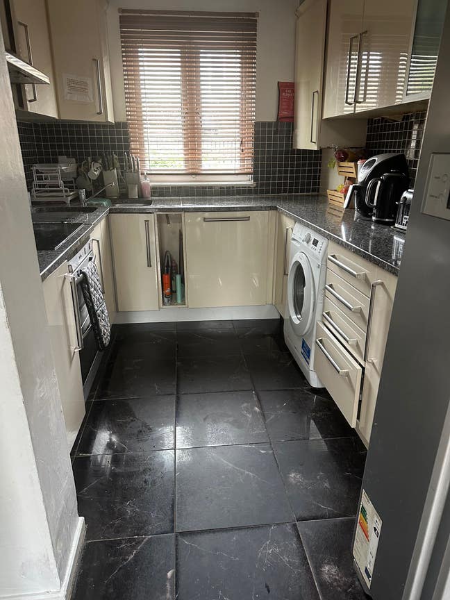A bright furnished double room in Clapham.  Main Photo